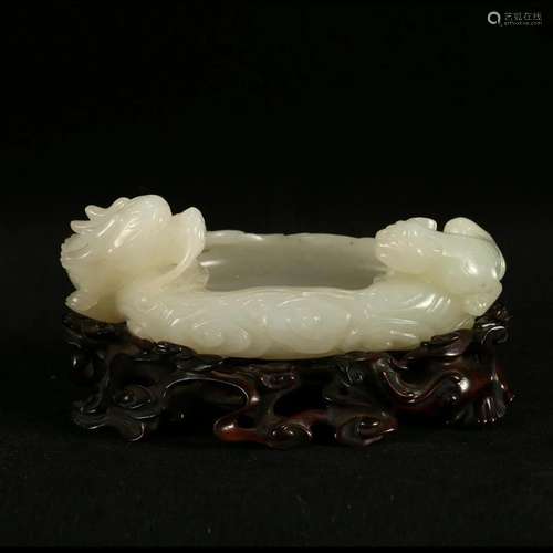 A WHITE JADE 'DRAGON' BRUSH WASHER