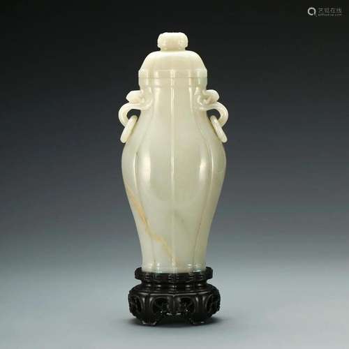 A WHITE JADE VASE WITH LOOPED HANDLES