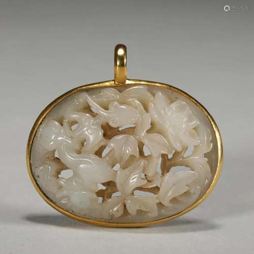 A WHITE JADE PENDANT