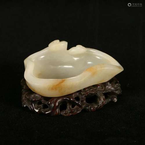 A WHITE JADE 'LOTUS' BRUSH WASHER