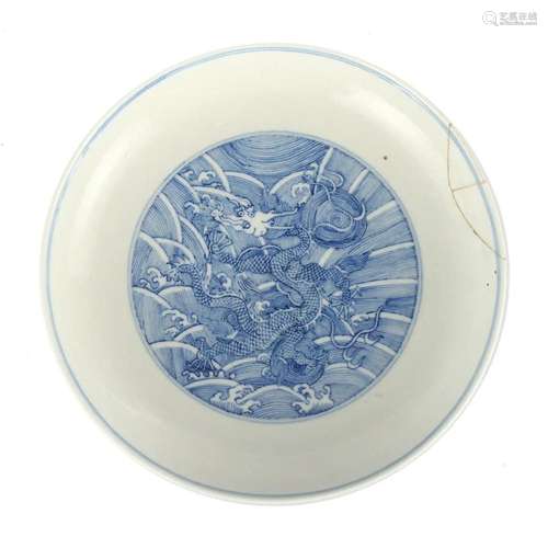 A BLUE AND WHITE 'DRAGON' DISH