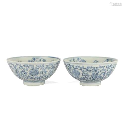 A PAIR OF BLUE AND WHITE FLORAL BOWLS