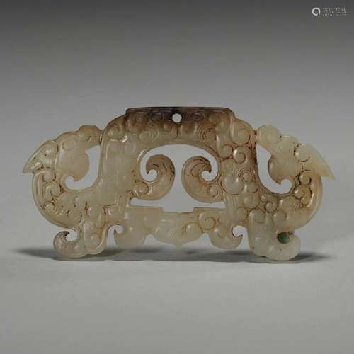 A WHITE JADE 'DRAGON' PENDANT