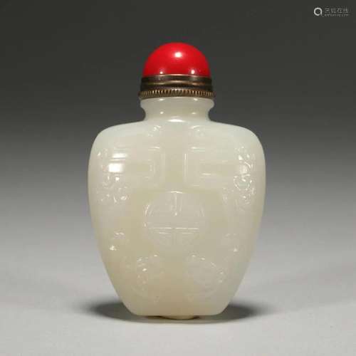 A WHITE JADE SNUFF BOTTLE