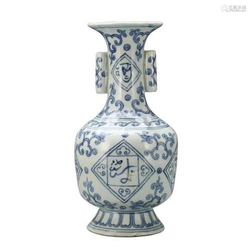 A BLUE AND WHITE FLORAL VASE