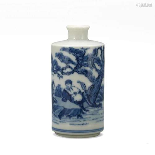 A BLUE AND WHITE 'FIGURES' SNUFF BOTTLE