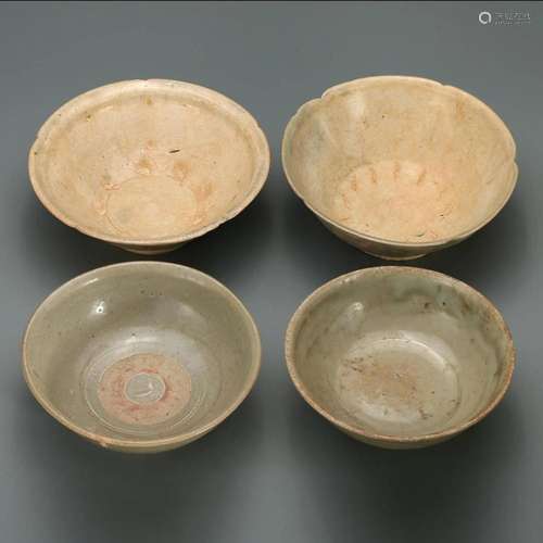 FOUR PORCELAIN BOWLS