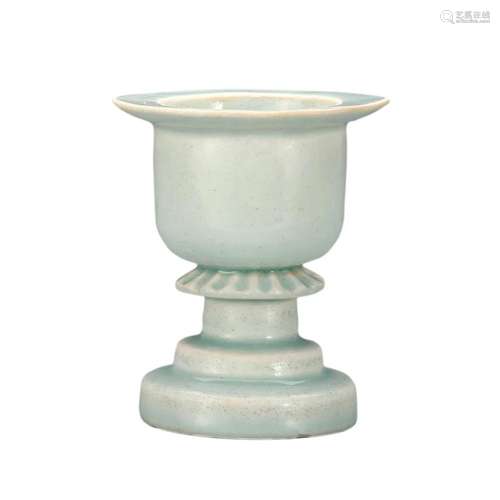 A WHITE-GLAZED INCENSE BURNER