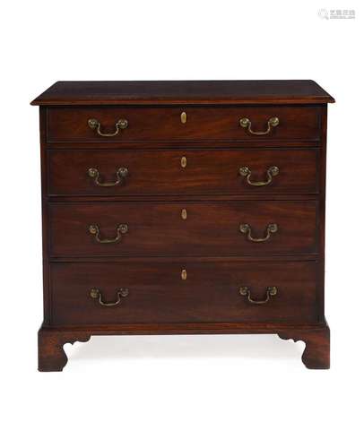 A GEORGE II MAHOGANY CHEST OF DRAWERS, MID 18TH CENTURY