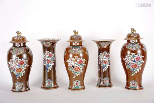 A Garniture - Three covered vases and two pots, export Chine...