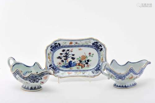 A pair of scalloped sauce boats and stand, Chinese export po...