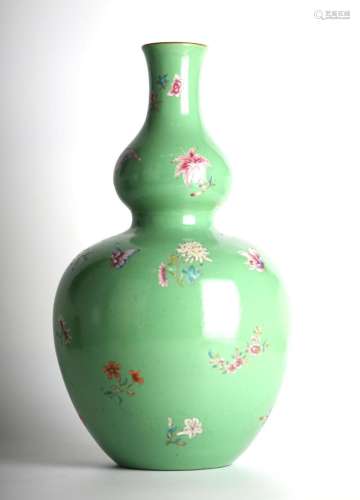 Chinese Famille Rose Lemon Green Double Gourd Vase