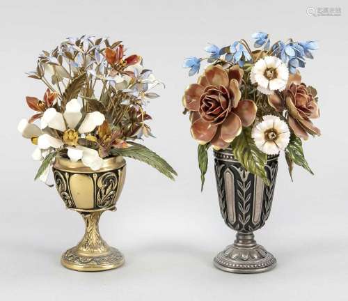 2 bouquets of ornamental flowers,