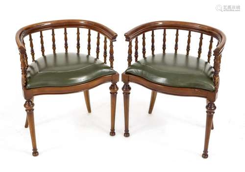 Set of three children's chairs, En