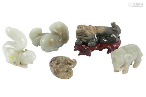 A GROUP OF CHINESE JADE CARVINGS.