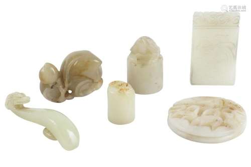 A GROUP OF CHINESE JADE CARVINGS.