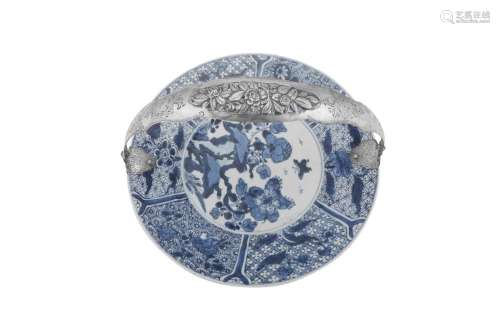 A LATE 17TH / EARLY 18TH CENTURY CHINESE PORCLAIN PLATE,