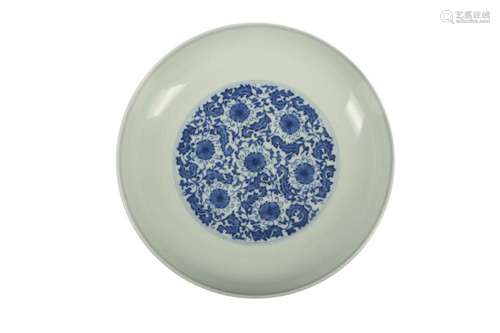 A CHINESE BLUE AND WHITE PORCELAIN DISH, 20TH CENTURY