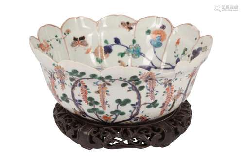 A JAPANESE KAKIEMON STYLE BOWL, LATE 17TH/EARLY 18TH CENTURY