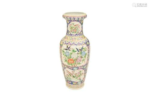 A LARGE CHINESE FAMILLE ROSE PORCELAIN VASE, 20TH CENTURY