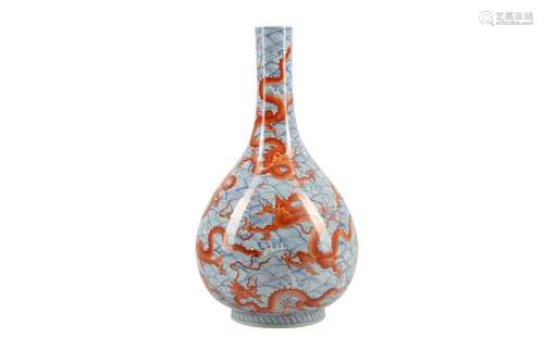 A CHINESE PORCELAIN BOTTLE VASE, 20TH CENTURY