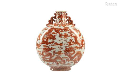 A CHINESE RED AND WHITE PORCELAIN MOON FLASK, LATE 19TH/EARL...