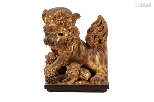 A CARVED GILTWOOD DOG OF FO, 20TH CENTURY