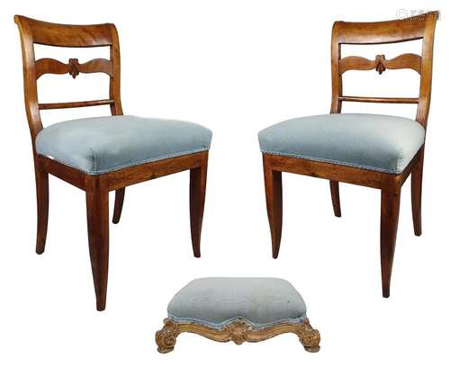 PAIRE DE CHAISES ET UN REPOSE-PIEDS ANCIEN