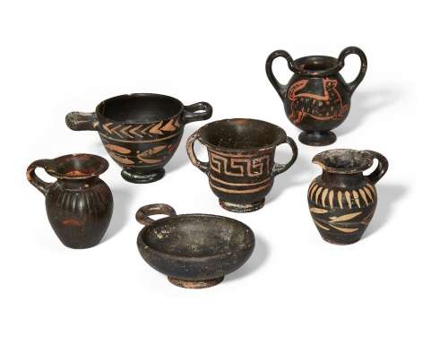 Six récipients miniatures en poterie à glaçure noire des Pou...