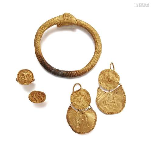 Un groupe d'objets en or d'après l'Antiquité, co...