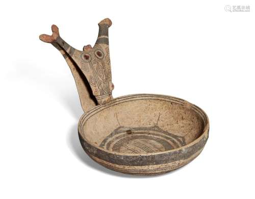 Kyathos en poterie chamoisée Daunian à décor géométrique en ...