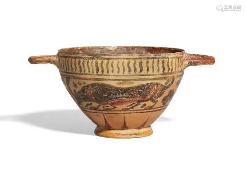 Skyphos en poterie de Corinthe, un côté décoré de deux poiss...