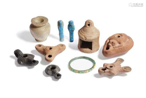 Un groupe divers d'antiquités, comprenant un pot à khôl ...