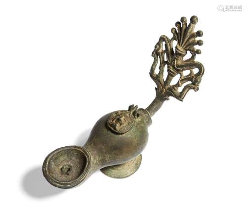 Lampe à huile romaine en bronze avec une poignée élaborée en...