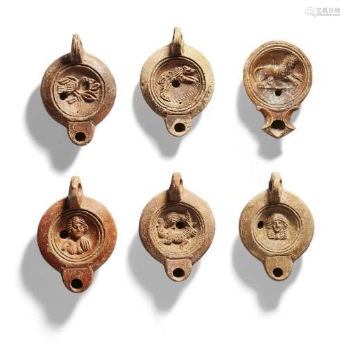 Six lampes à huile en poterie romaine, chacune avec un disqu...