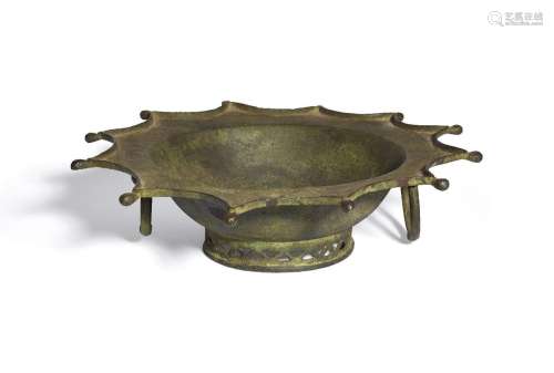 Un bassin byzantin en bronze avec deux poignées et un bord f...