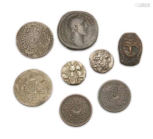 Un groupe de pièces de monnaie, y compris un Dracham Epeirus...