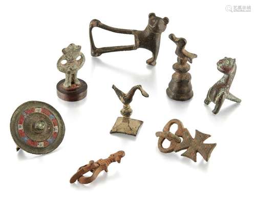 Groupe divers de huit objets en bronze, dont une broche disq...