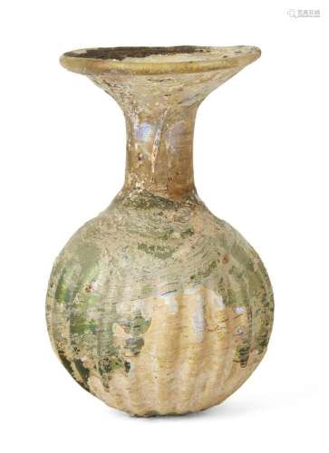 Un flacon arroseur romain en verre, vers le 4ème siècle aprè...
