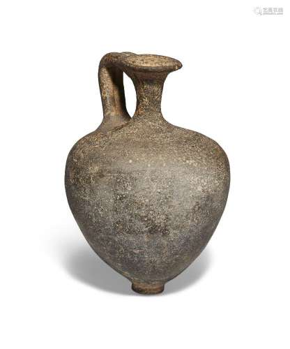 Un pichet à vin romain en poterie de terre cuite, peint à l&...