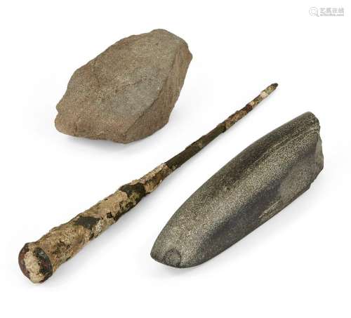 Une pierre à aiguiser en basalte néolithique (aiguiseur de l...