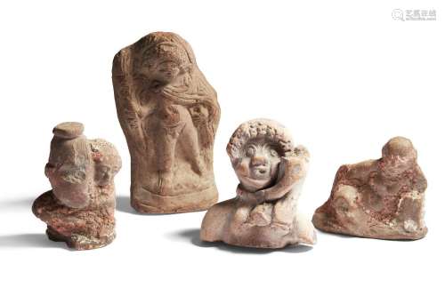 Quatre sculptures en terre cuite, dont une figure féminine a...