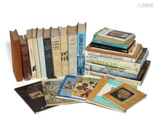 Un groupe de livres d'antiquités d'intérêt (24)Veuil...