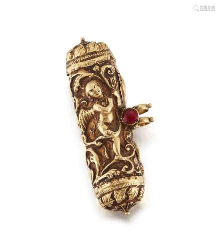 Un pendentif taviz en or décoré en relief, probablement du D...