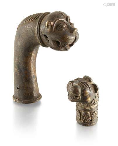 Deux poignées de dague en bronze à tête de lion, Inde, 18e 1...