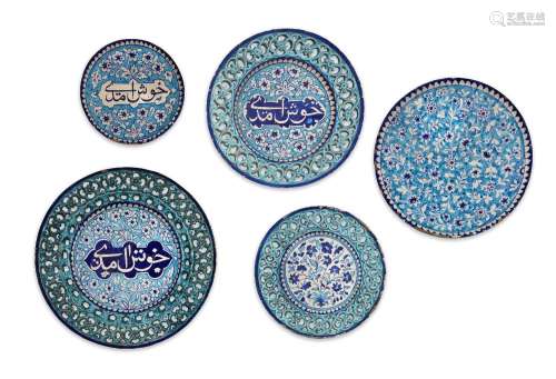 Un groupe de cinq plats en poterie de Sind, Inde du Nord, dé...