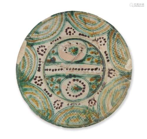 Grand plat en poterie de Nishapur, Iran, Xe siècle, de forme...