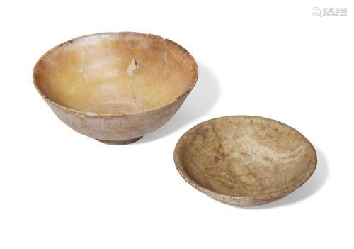 Un bol en poterie de Nishapur et un bol en poterie de Kashan...
