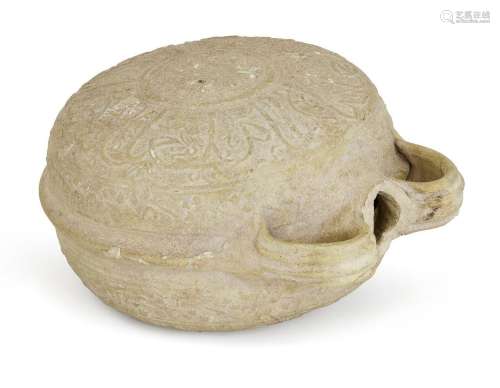 Gourde de pèlerin ayyoubide en poterie non vernie, Syrie ou ...