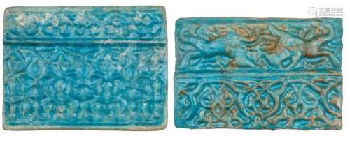 Deux carreaux moulés en turquoise émaillée de Kashan, Iran, ...